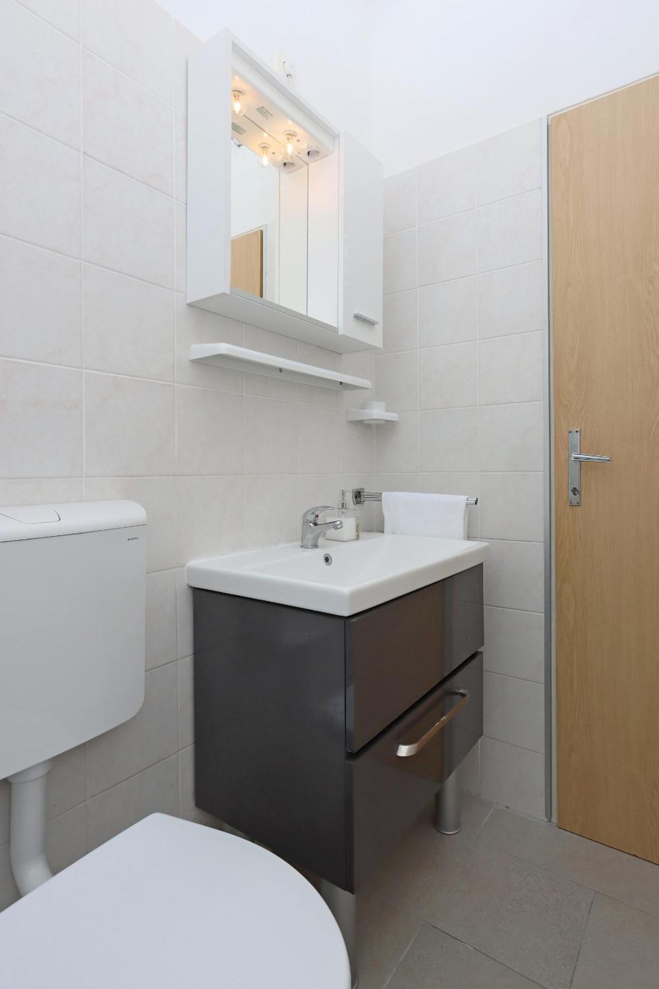Apartments With A Parking Space Kornic, Krk - 415 Стая снимка